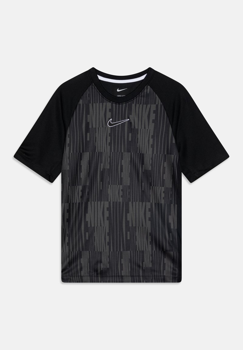 Camiseta atlética negra con un patrón gris repetido de "NIKE" y un logotipo de Nike blanco en el centro. Las mangas raglán mejoran el movimiento.