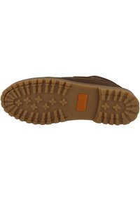 Braune Lederstiefelsohle mit einer strukturierten Gummisohle und einem orangefarbenen Etikett mit "DOCKERS by GUESS." Deutlich definierte Traktionsmuster.