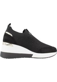 Zapatilla de punto negra con diseño sin cordones, que presenta una suela de plataforma blanca, detalles de ante y un detalle metálico en el talón.