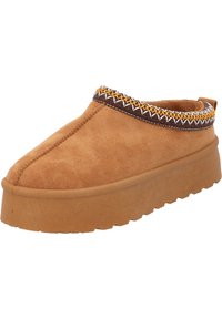 Scarpa slip-on in camoscio marrone con suola platform spessa, caratterizzata da cuciture decorative gialle e bianche lungo il collo.