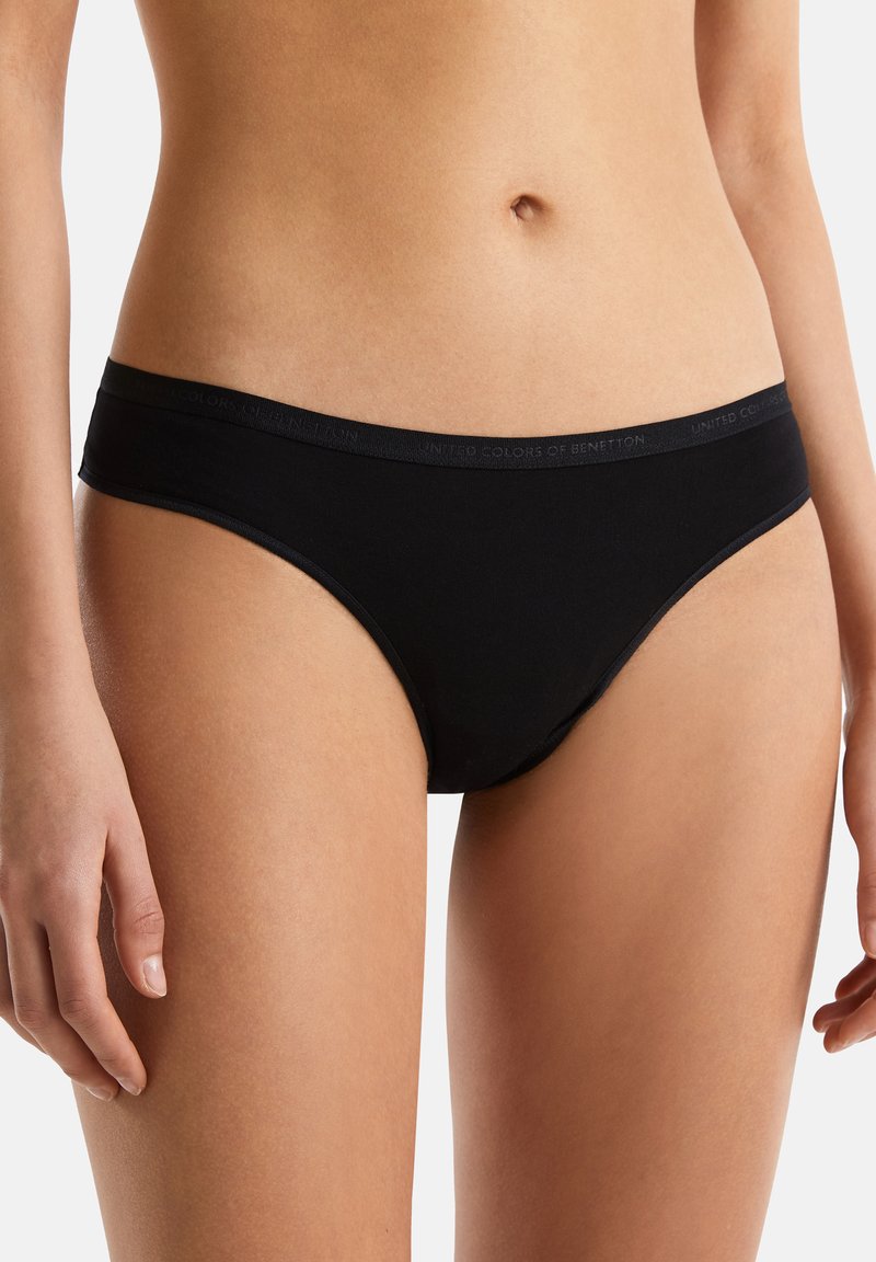 Czarne bawełniane majtki bikini z gładką talią, na której znajduje się nadrukowane logo. Prosty, minimalistyczny design bez dodatkowych wzorów czy ozdób.