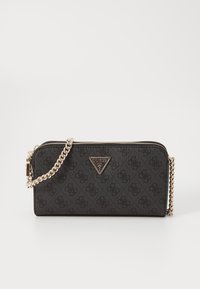 Portafoglio nero con zip e superficie textured, dotato di una strap a catena in tonalità oro e una placca logo triangolare. Motivo goffrato sottile su tutta la superficie.