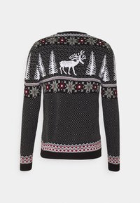 Schwarzer Strickpullover mit weißen Rentieren, Tannenbäumen und geometrischen Mustern; verziert mit roten und grauen Akzenten am Kragen und Saum.