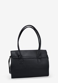 Bolso de mano de cuero negro con un diseño estructurado, que cuenta con dos asas, tapa plegable y detalle de cremallera en el lateral. Textura suave.