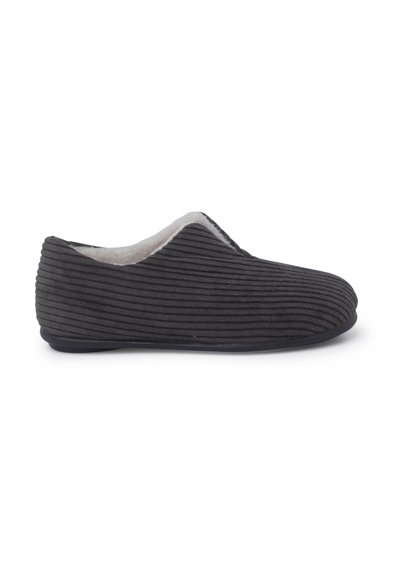 Pantofole grigie con un esterno in tessuto a coste, morbido rivestimento interno, design a profilo basso e suola in gomma nera flessibile.