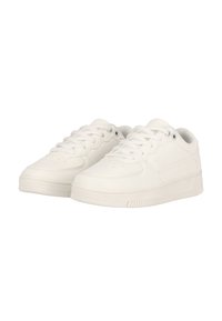 Vita lädersneakers med texturerad yta, rund tå, platta snören och perforerade detaljer på tån. Gummisula med räfflor.