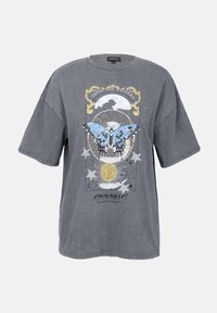 Pilkas per didelis T-shirt, pagamintas iš medvilnės, su apvaliu kaklu. Mėlyje yra drugelio grafika ir dangaus motyvai įvairiomis spalvomis bei tekstūromis.