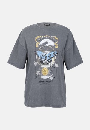 Grå oversized T-shirt i bomull med rund halsringning. Har en fjärilsdesign och himmelska motiv i olika färger och texturer.