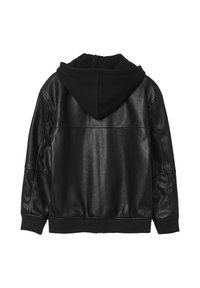 Giubbotto in pelle nera con cappuccio nero, caratterizzato da una texture liscia, polsini elastici e una vestibilità comoda. La vista posteriore rivela un design senza cuciture.