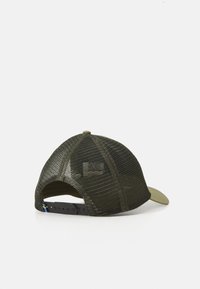 Olīvu zaļš acs beisbola cepure ar regulējamu snapback un nelielu zviedru karoga birku aizmugurē, prezentēta uz baltas fona.