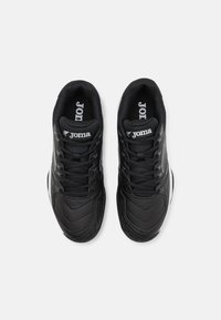 Zapatillas deportivas negras con un upper sintético texturizado, cierre de cordones, lengüeta acolchada y logotipo en la lengüeta en blanco.