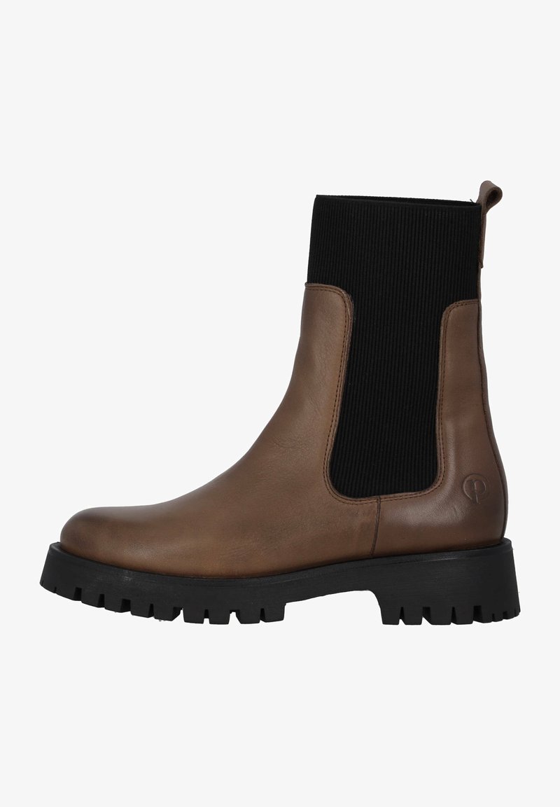 Botte de cheville en cuir marron avec un panneau textile noir extensible, un bout arrondi et une semelle noire robuste avec des rainures pour l'adhérence.