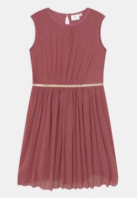 Sukienka bez rękawów w kolorze przykurzonego różu z teksturowanym wykończeniem, posypana srebrnymi kropkami, z dopasowanym stanem i złotym akcentującym paskiem. Otwór w kształcie klucza z tyłu.