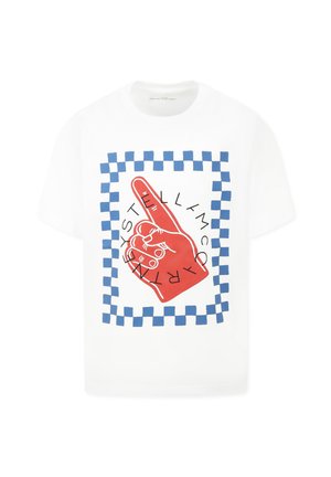 T-shirt bianca in cotone con una grafica rossa di una mano sollevata su un bordo a scacchi blu, scollo rotondo e maniche corte.