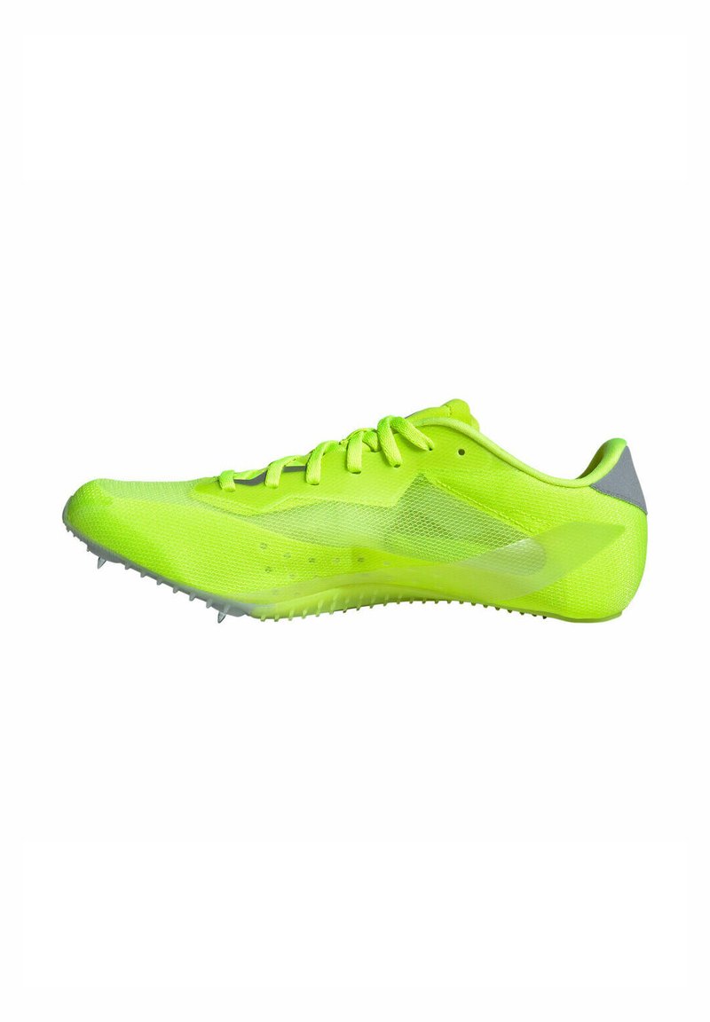 Zapatilla de running ligera de color amarillo brillante con parte superior de malla, puntera puntiaguda y clavijas afiladas en la suela. Presenta acentos grises en el talón.