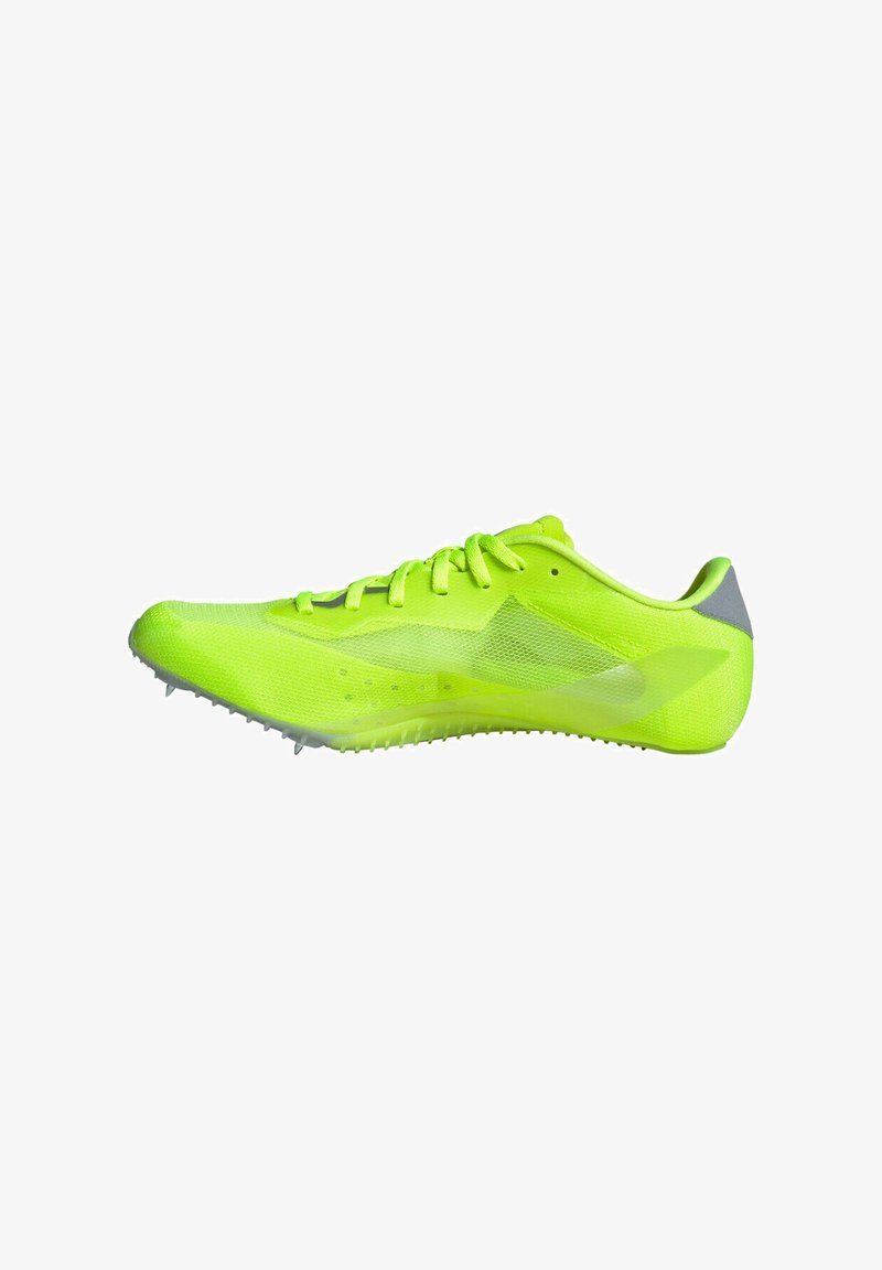 Zapatilla de running ligera de color amarillo brillante con parte superior de malla, puntera puntiaguda y clavijas afiladas en la suela. Presenta acentos grises en el talón.