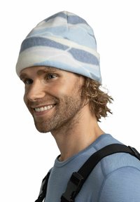 Gorro de forro polar en azul claro con patrones de olas en blanco y azul oscuro, textura suave, corona redondeada y ajuste ceñido.