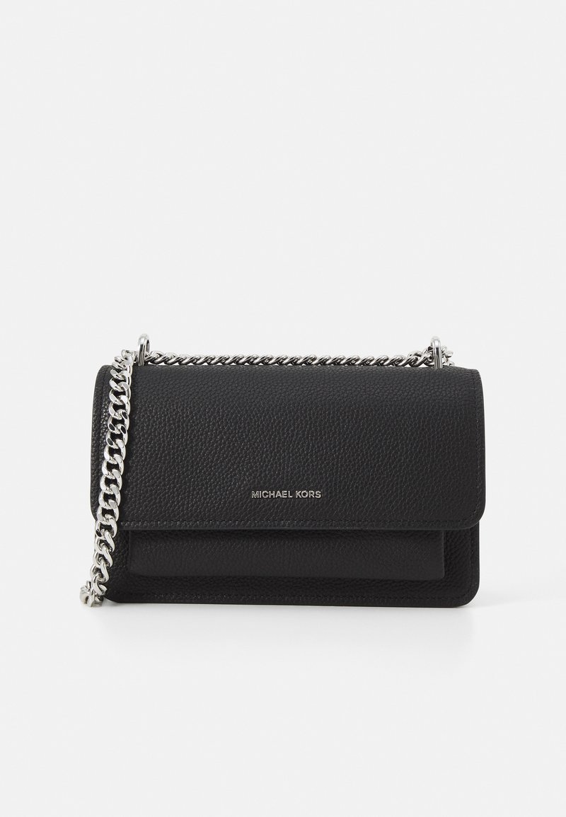 Schwarze Leder-Crossbody-Tasche mit strukturiertem Finish, silberfarbener Kettenriemen, Klappenverschluss und geprägtem Logo auf der Vorderseite.
