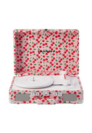 Platine Crosley portable avec motif cerise sur boîtier rose, couvercle ouvert, plateau blanc, bras de lecture et haut-parleurs intégrés.