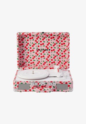 Platine Crosley portable avec motif cerise sur boîtier rose, couvercle ouvert, plateau blanc, bras de lecture et haut-parleurs intégrés.