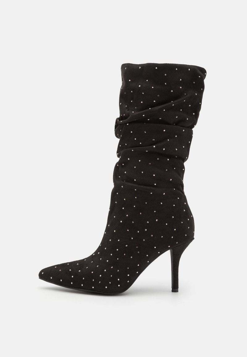 Botte mi-mollet en daim noir à l'allure décontractée, talon stilettos et petits clous argentés uniformément répartis sur toute la surface.