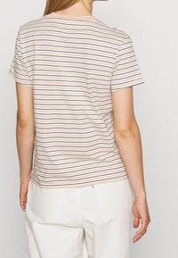 Randig t-shirt i ljusrosa med marint vertikala ränder, korta ärmar och rundad hals. Mjuk tyg med avslappnad passform. Bakvy.