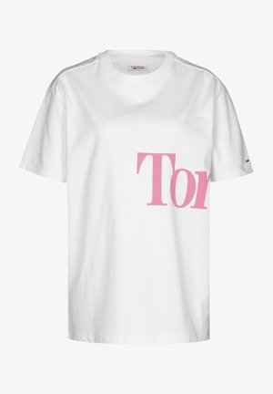 Weißes Baumwoll-T-Shirt mit großem, pink gedrucktem Logo. Lockerer Schnitt mit kurzen Ärmeln und rundem Ausschnitt. Einfaches und modernes Design.