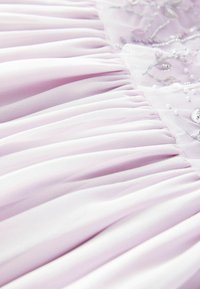 Stof de rochie de lavandă deschisă cu pliuri delicate și broderie complexă cu fir argintiu. Accentele cu mărgele îmbunătățesc designul texturat. Material moale și fluid.