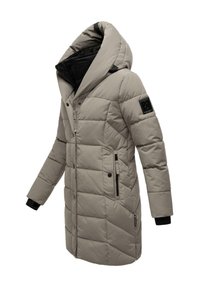 Lange beige pufferjas met een grote capuchon, gewatteerd ontwerp, diagonale stiksels, rits- en drukknoopsluiting, en twee zijzakken.