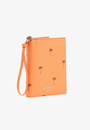 Oranje polstasje met kleine palmboomprintjes en het logo "BIMBA Y LOLA", met een lusvormige band bevestigd aan een zilveren ring.