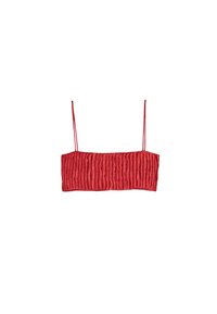 Czerwony, skrócony top bandeau wykonany z teksturowanej, plisowanej tkaniny z cienkimi, regulowanymi ramiączkami. Gładka podszewka wewnętrzna kontrastuje z zewnętrznym wzornictwem.