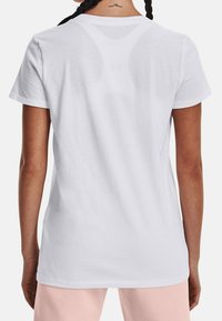 Vit bomullströja med kort ärm och rundad halsringning, som har en slät yta och en enkel, klassisk design. Inga synliga mönster.