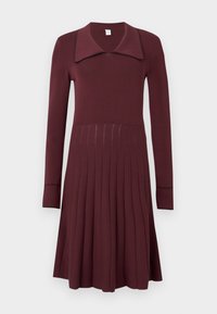 Abito lavorato a maglia bordeaux con scollatura a colletto, maniche lunghe e design della gonna plissè. Presenta cuciture in contrasto sul colletto e sui polsini.
