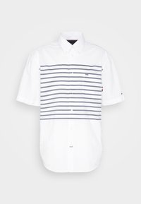 Kortärmad skjorta med knappar i vit bomull. Randigt mönster över bröstet i grått. Har en framficka och logotypdetalj på ärmen.