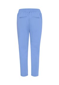 Hele sinised elastse vöökohaga püksid kahe horisontaalse tagataskuga, otse lõigatud säärtega, näidatud tagant valgel taustal.