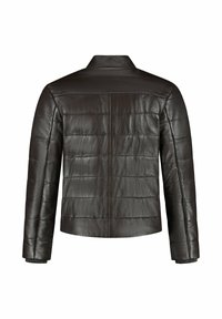 Brun læderjakke med en quilted design, der har en ståkrave og ribbede manchetter. Bagsiden viser horisontale syningsdetaljer.