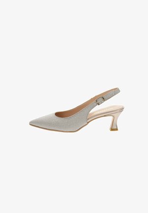Escarpin slingback pailleté argenté avec bout pointu, bride réglable à boucle et talon mi-haut incurvé sur fond blanc.