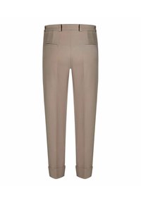 Pantalons beige ajustés à coupe droite, avec deux poches arrière et des poignets en bas. Texture lisse avec un léger éclat.