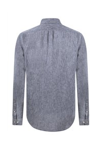 Camisa gris de manga larga con tejido texturizado. Presenta un cuello clásico, pliegue en la espalda, puños abotonados y dobladillo curvado.
