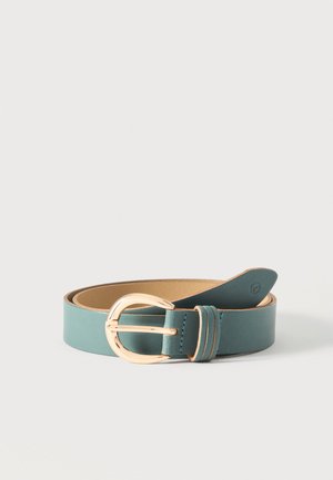 Ceinture en cuir bleu sarcelle roulée avec une boucle métallique ronde dorée et passants assortis bleu sarcelle sur fond blanc.