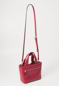 Borsa a tracolla in pelle rossa con una forma strutturata, manici corti, cinturino lungo regolabile e una tasca frontale con zip. Texture liscia e design elegante.