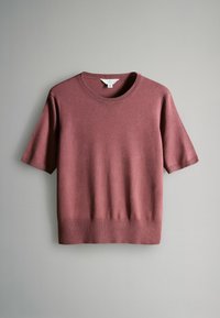 Dámský svetřík s krátkými rukávy v barvě prachové růže, vyrobený z měkké pletené látky, s kulatým výstřihem a žebrovaným lemem.