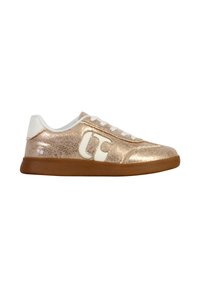 Sneaker metallico rosa oro con accenti in pelle bianca, superficie testurizzata, punta rotonda, suola in gomma e lacci bianchi a contrasto.