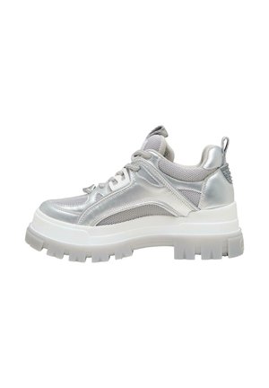 Sneakers med chunky sål i sølv med mesh paneler, polstret krave, snørelukning og trække-flig ved hælen, set fra siden.