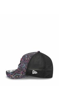 Casquette noire avec un motif de peinture en spray rose, bleu et jaune. Dotée d'un devant structuré et d'un dos en maille pour la respirabilité. Logo New Era affiché.