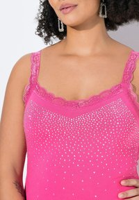 Rosa linne med spetsband, prytt med en gradient av silverfärgade rhinestones. Mjuk tygkvalitet med en figurnära design och scallop-spetskanter.