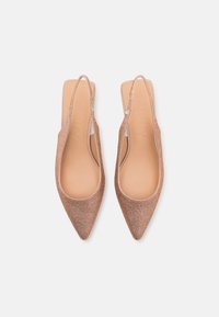 Slingback čevlji s koničastim nosom v metalno roza barvi, ki imajo pleten zgornji del, odprte strani in gladke bež vložke.