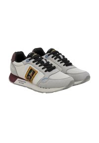 Sneakers Aeronautica Militare bianchi e grigi con lacci neri, dettagli bordeaux e una toppa decorativa sul lato.