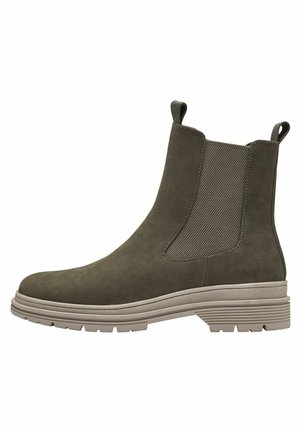 Bottes Chelsea vert olive avec une finition en cuir suédé, des panneaux latéraux en élasthanne, une languette de traction et une semelle en caoutchouc gris clair épaisse.