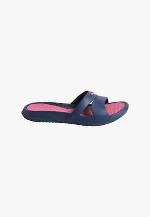 Sandale à glissière bleu marine avec des sangles croisées. Semelle intérieure texturée rose, semelle extérieure en caoutchouc flexible, avec un petit logo sur la sangle supérieure.